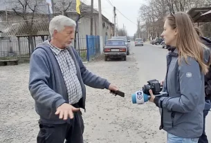 Угорець який проживає на західній Україні дає інтерв'ю жунралістам DW