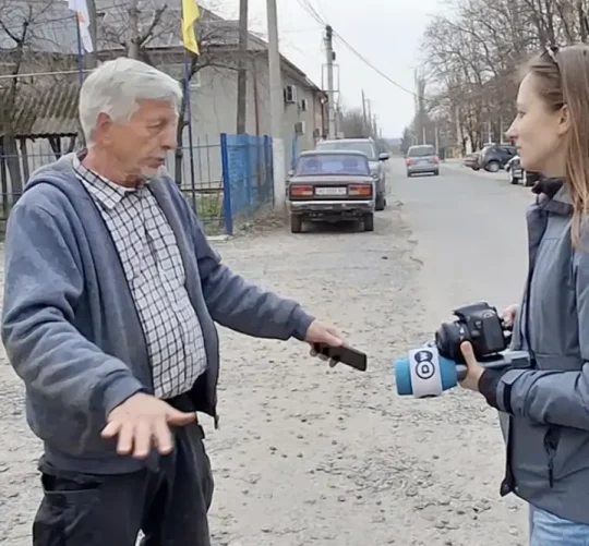 Угорець який проживає на західній Україні дає інтерв'ю жунралістам DW