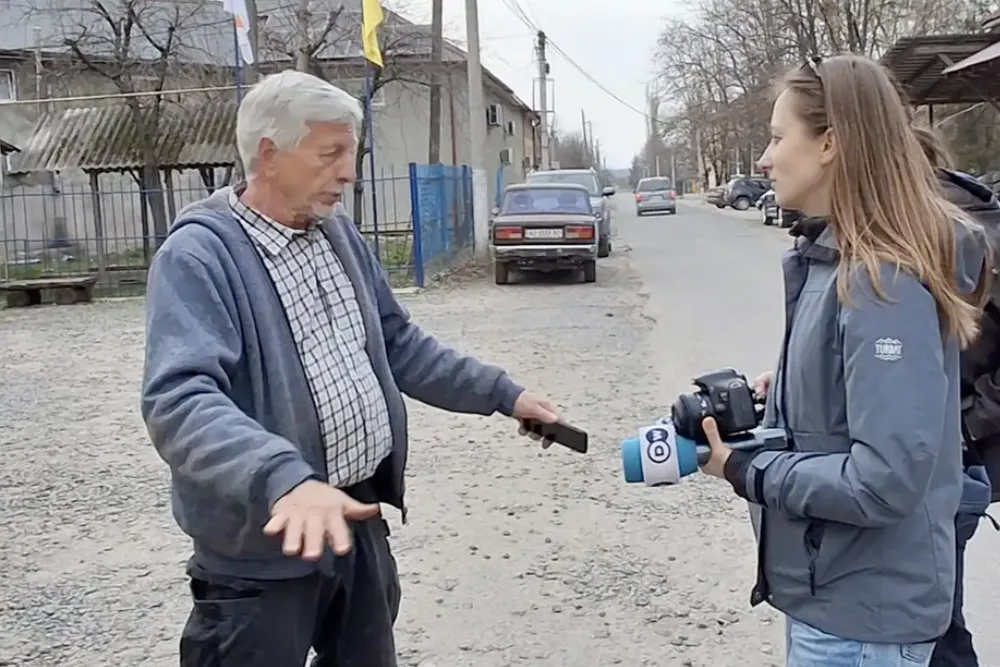 Угорець який проживає на західній Україні дає інтерв'ю жунралістам DW