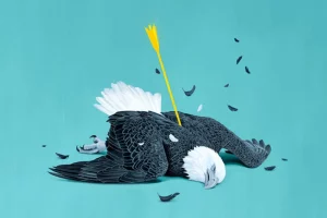 орел уражений жовтою стрілою