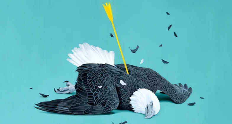 орел уражений жовтою стрілою