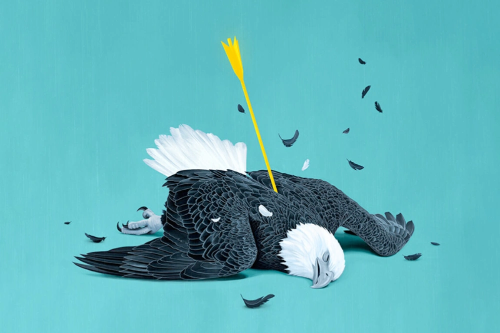 орел уражений жовтою стрілою