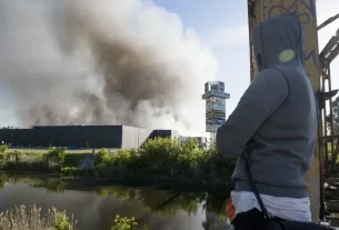 Польща: Людина дивиться на палаючий торговий центр «Marywilska 44» у Варшаві