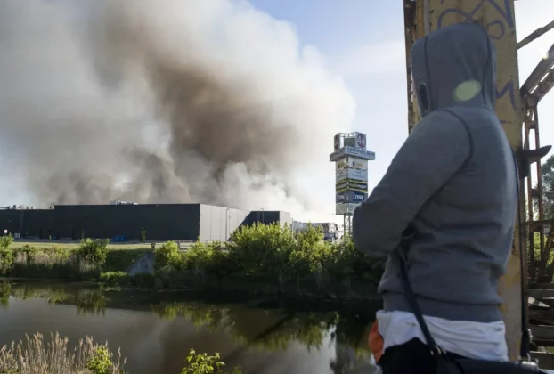 Польща: Людина дивиться на палаючий торговий центр «Marywilska 44» у Варшаві