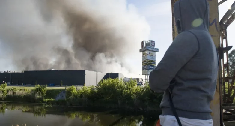 Польща: Людина дивиться на палаючий торговий центр «Marywilska 44» у Варшаві