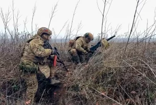 російські військові на позиції з гранатометом