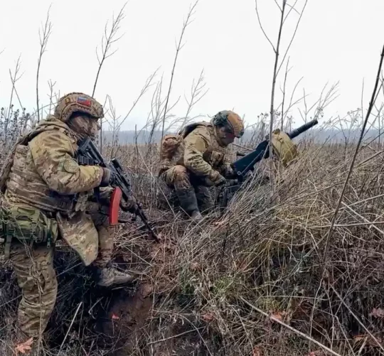 російські військові на позиції з гранатометом