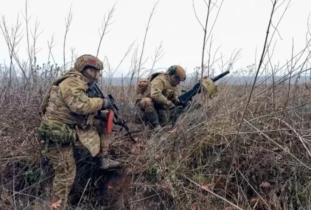 російські військові на позиції з гранатометом