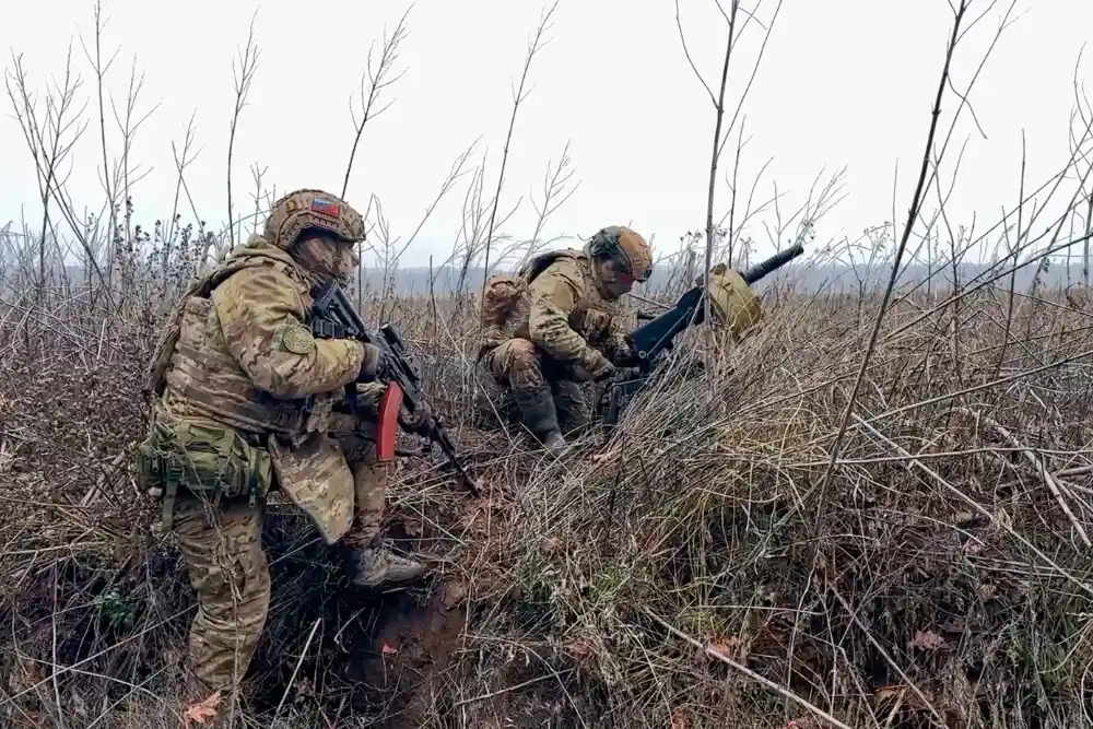 російські військові на позиції з гранатометом
