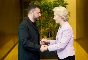 Володимир Зеленський та Фон дер Ляєн тримаються за руки
