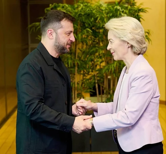 Володимир Зеленський та Фон дер Ляєн тримаються за руки