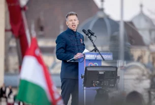 Петер Мадьяр, угорська опозиція, лідер партії Тіса, виголошує промову на демонстрації під час вшанування Угорської революції 1948–49 років у Будапешті 15 березня