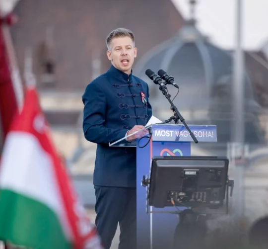 Петер Мадьяр, угорська опозиція, лідер партії Тіса, виголошує промову на демонстрації під час вшанування Угорської революції 1948–49 років у Будапешті 15 березня