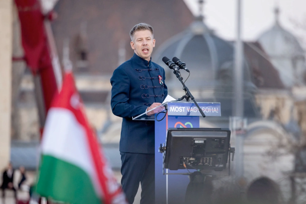 Петер Мадьяр, угорська опозиція, лідер партії Тіса, виголошує промову на демонстрації під час вшанування Угорської революції 1948–49 років у Будапешті 15 березня