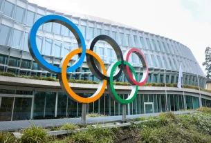 Олімпійські кільця біля будівлі Міжнародного олімпійського комітету (МОК) під час засідання Виконавчого комітету в «Олімпійському домі» в Лозанні, Швейцарія, 26 березня 2026 року