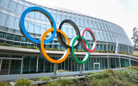 Олімпійські кільця біля будівлі Міжнародного олімпійського комітету (МОК) під час засідання Виконавчого комітету в «Олімпійському домі» в Лозанні, Швейцарія, 26 березня 2026 року