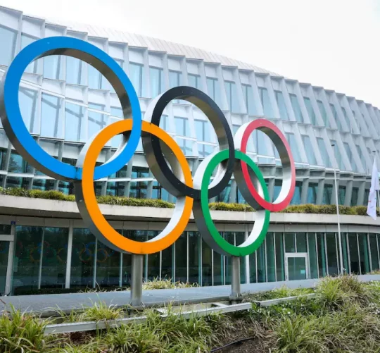 Олімпійські кільця біля будівлі Міжнародного олімпійського комітету (МОК) під час засідання Виконавчого комітету в «Олімпійському домі» в Лозанні, Швейцарія, 26 березня 2026 року