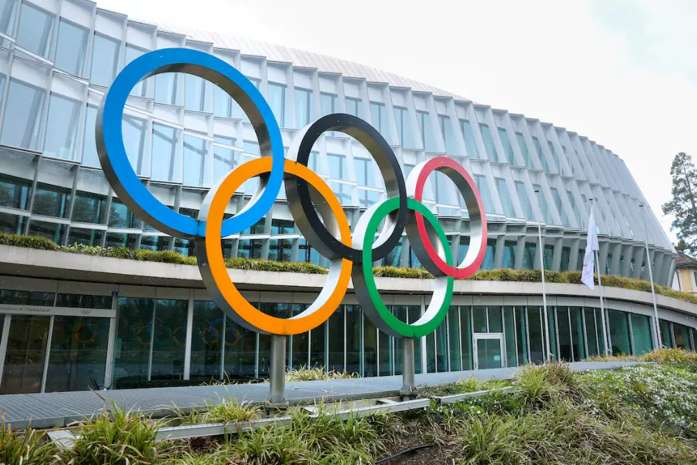 Олімпійські кільця біля будівлі Міжнародного олімпійського комітету (МОК) під час засідання Виконавчого комітету в «Олімпійському домі» в Лозанні, Швейцарія, 26 березня 2026 року