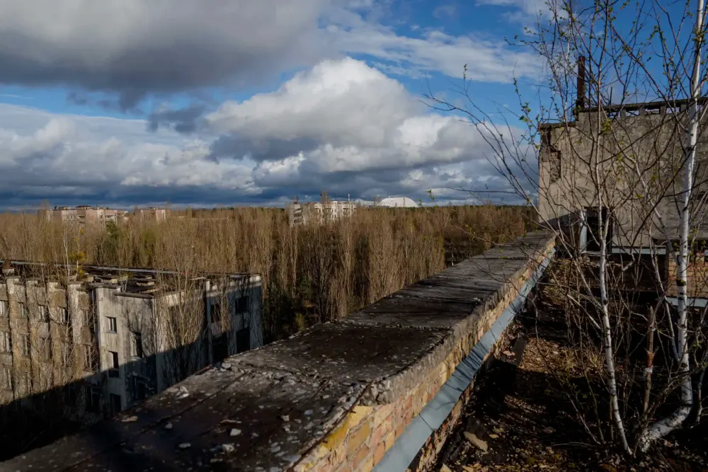 Занедбані будинки, зарослі рослинністю, у Чорнобильській зоні відчуження в Прип'яті, Україна, понеділок, 6 квітня 2026 року.