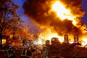 Пожежники працюють на місці складу вторинної сировини, який постраждав від російського ракетного удару, під час нападу Росії на Київ, Україна, 16 квітня 2026 року