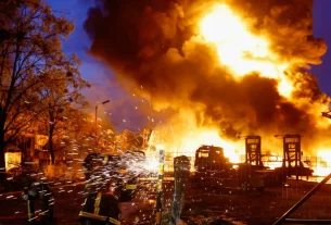 Пожежники працюють на місці складу вторинної сировини, який постраждав від російського ракетного удару, під час нападу Росії на Київ, Україна, 16 квітня 2026 року