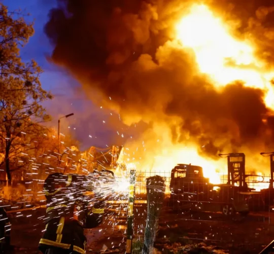 Пожежники працюють на місці складу вторинної сировини, який постраждав від російського ракетного удару, під час нападу Росії на Київ, Україна, 16 квітня 2026 року