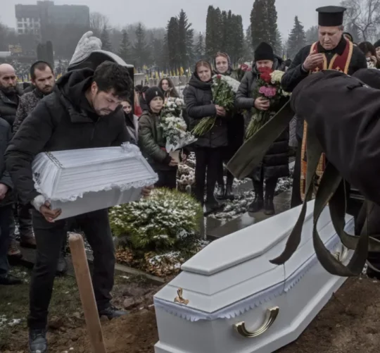 Похорон жертв російського удару в Тернополі, Україна, у листопаді.