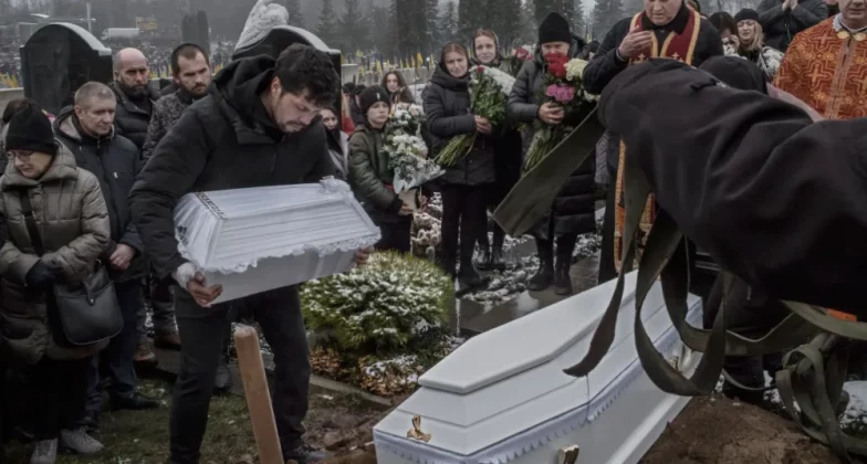 Похорон жертв російського удару в Тернополі, Україна, у листопаді.