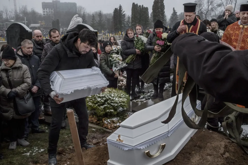Похорон жертв російського удару в Тернополі, Україна, у листопаді.