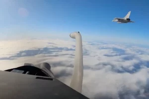 Екіпажі французьких ВПС та їхні винищувачі Rafale розпочинають 4-місячну місію в Литві для НАТО, допомагаючи патрулювати небо військового альянсу