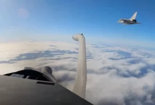 Екіпажі французьких ВПС та їхні винищувачі Rafale розпочинають 4-місячну місію в Литві для НАТО, допомагаючи патрулювати небо військового альянсу