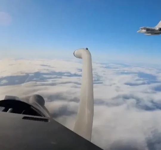 Екіпажі французьких ВПС та їхні винищувачі Rafale розпочинають 4-місячну місію в Литві для НАТО, допомагаючи патрулювати небо військового альянсу