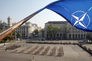 Угорські військовослужбовці НАТО на знаменитій площі Кошута в Будапешті.