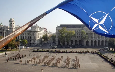 Угорські військовослужбовці НАТО на знаменитій площі Кошута в Будапешті.