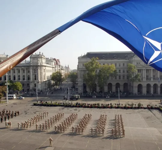 Угорські військовослужбовці НАТО на знаменитій площі Кошута в Будапешті.
