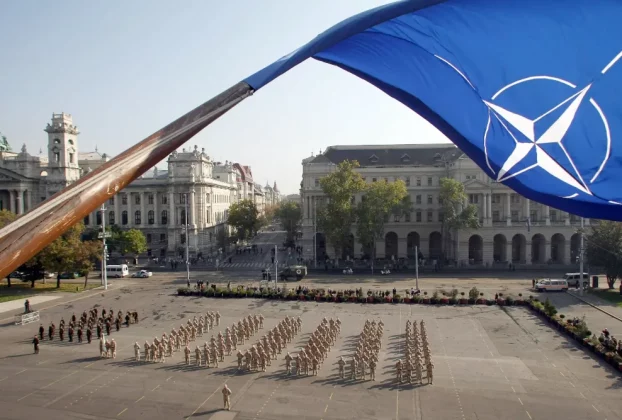 Угорські військовослужбовці НАТО на знаменитій площі Кошута в Будапешті.