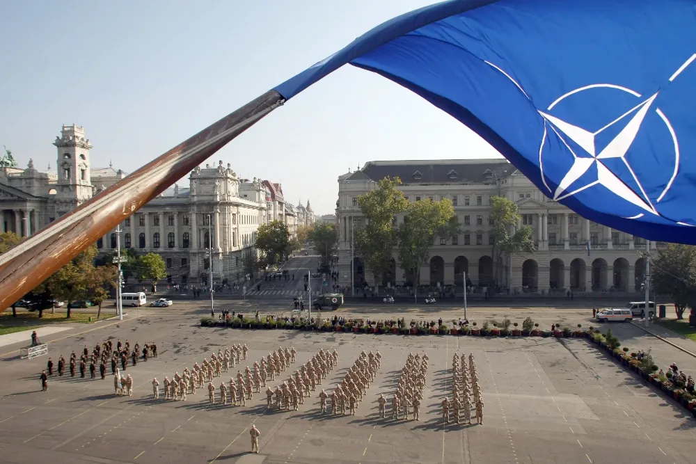 Угорські військовослужбовці НАТО на знаменитій площі Кошута в Будапешті.