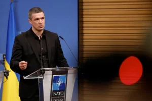 Міністр оборони України Михайло Федоров спілкується з журналістами в день засідання Контактної групи з питань оборони України в штаб-квартирі НАТО в Брюсселі, Бельгія, 12 лютого 2026 року