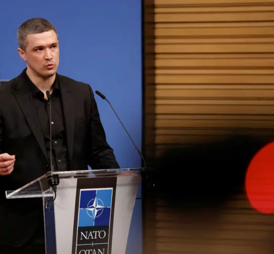 Міністр оборони України Михайло Федоров спілкується з журналістами в день засідання Контактної групи з питань оборони України в штаб-квартирі НАТО в Брюсселі, Бельгія, 12 лютого 2026 року