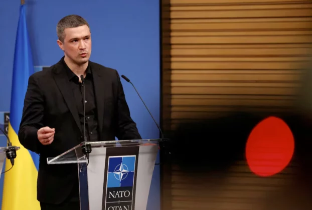 Міністр оборони України Михайло Федоров спілкується з журналістами в день засідання Контактної групи з питань оборони України в штаб-квартирі НАТО в Брюсселі, Бельгія, 12 лютого 2026 року