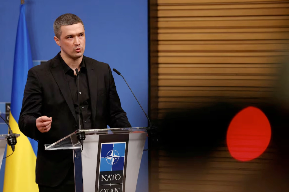 Міністр оборони України Михайло Федоров спілкується з журналістами в день засідання Контактної групи з питань оборони України в штаб-квартирі НАТО в Брюсселі, Бельгія, 12 лютого 2026 року