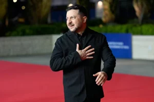 Володимир Зеленський поклав руку на серце