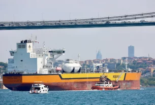 Нафтовий танкер «Володимир Мономах» компанії «Роснефть», що плаває під російським прапором, проходить через Босфор у Стамбулі, Туреччина, 6 липня 2023 року