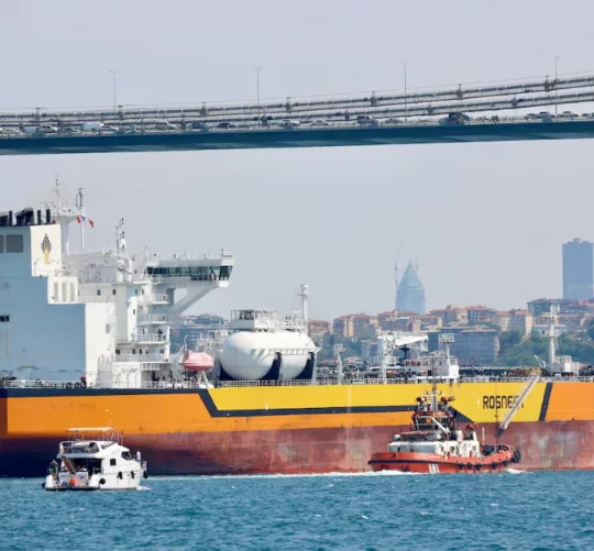 Нафтовий танкер «Володимир Мономах» компанії «Роснефть», що плаває під російським прапором, проходить через Босфор у Стамбулі, Туреччина, 6 липня 2023 року