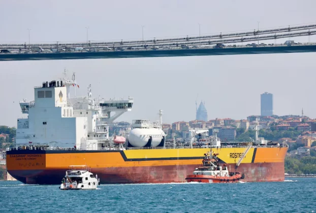 Нафтовий танкер «Володимир Мономах» компанії «Роснефть», що плаває під російським прапором, проходить через Босфор у Стамбулі, Туреччина, 6 липня 2023 року