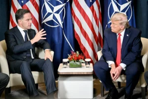 Президент США Дональд Трамп (праворуч) розмовляє з Генеральним секретарем НАТО Марком Рютте під час двосторонньої зустрічі на полях Всесвітнього економічного форуму в січні 2026 року