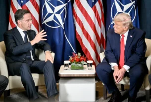 Президент США Дональд Трамп (праворуч) розмовляє з Генеральним секретарем НАТО Марком Рютте під час двосторонньої зустрічі на полях Всесвітнього економічного форуму в січні 2026 року