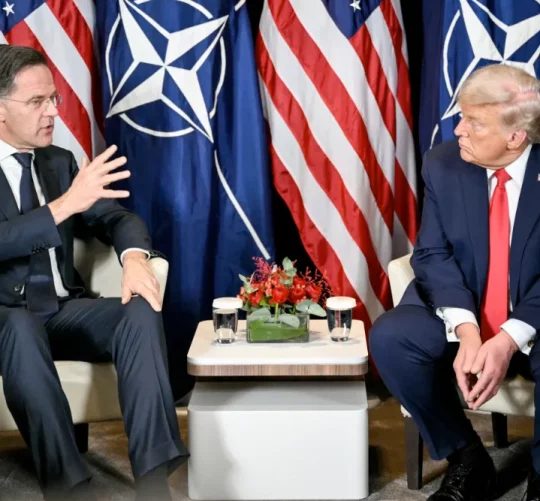 Президент США Дональд Трамп (праворуч) розмовляє з Генеральним секретарем НАТО Марком Рютте під час двосторонньої зустрічі на полях Всесвітнього економічного форуму в січні 2026 року