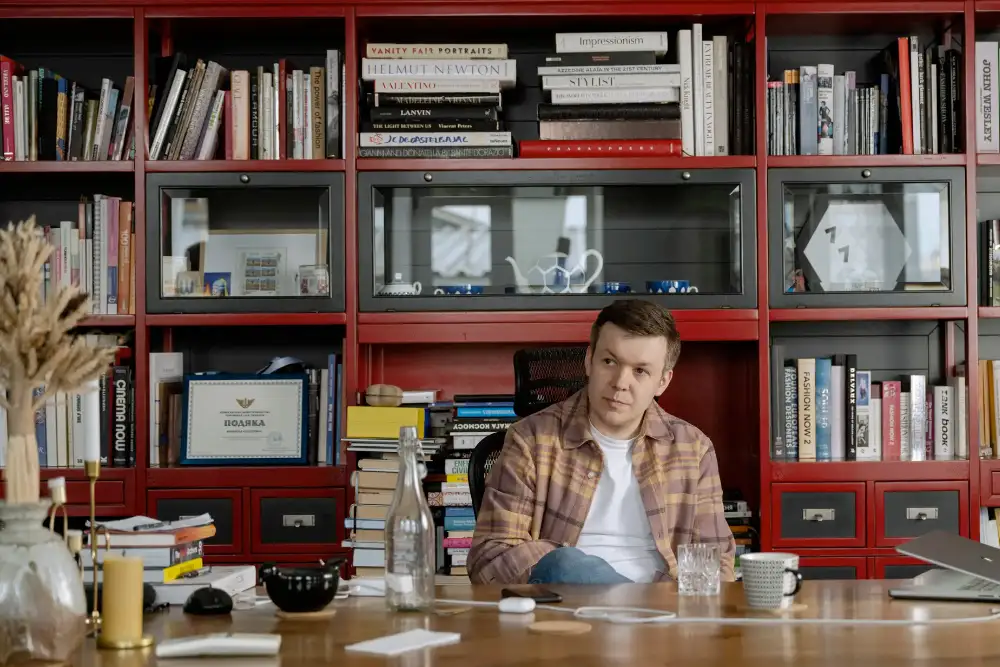 Ярослав Ажнюк, засновник оборонних стартапів Odd Systems та Fourth Law, у своєму домашньому офісі у 2024 році