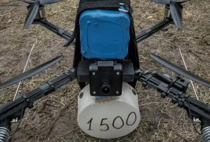 Дрон із прикріпленим до нього макетом вибухового пристрою з наповнювачем.